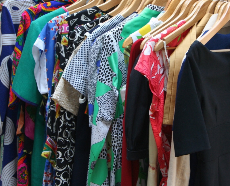magasin-PLAN D AUPS STE BAUME-min_dresses_apparel_clothing_clothes_clothes_hangers_wooden_hangers_retail_shop_closet-1149845