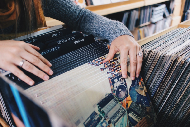 magasin-PLAN D AUPS STE BAUME-min_vinyl_records_store_shopping_retro_music_audio_album_rock-684576